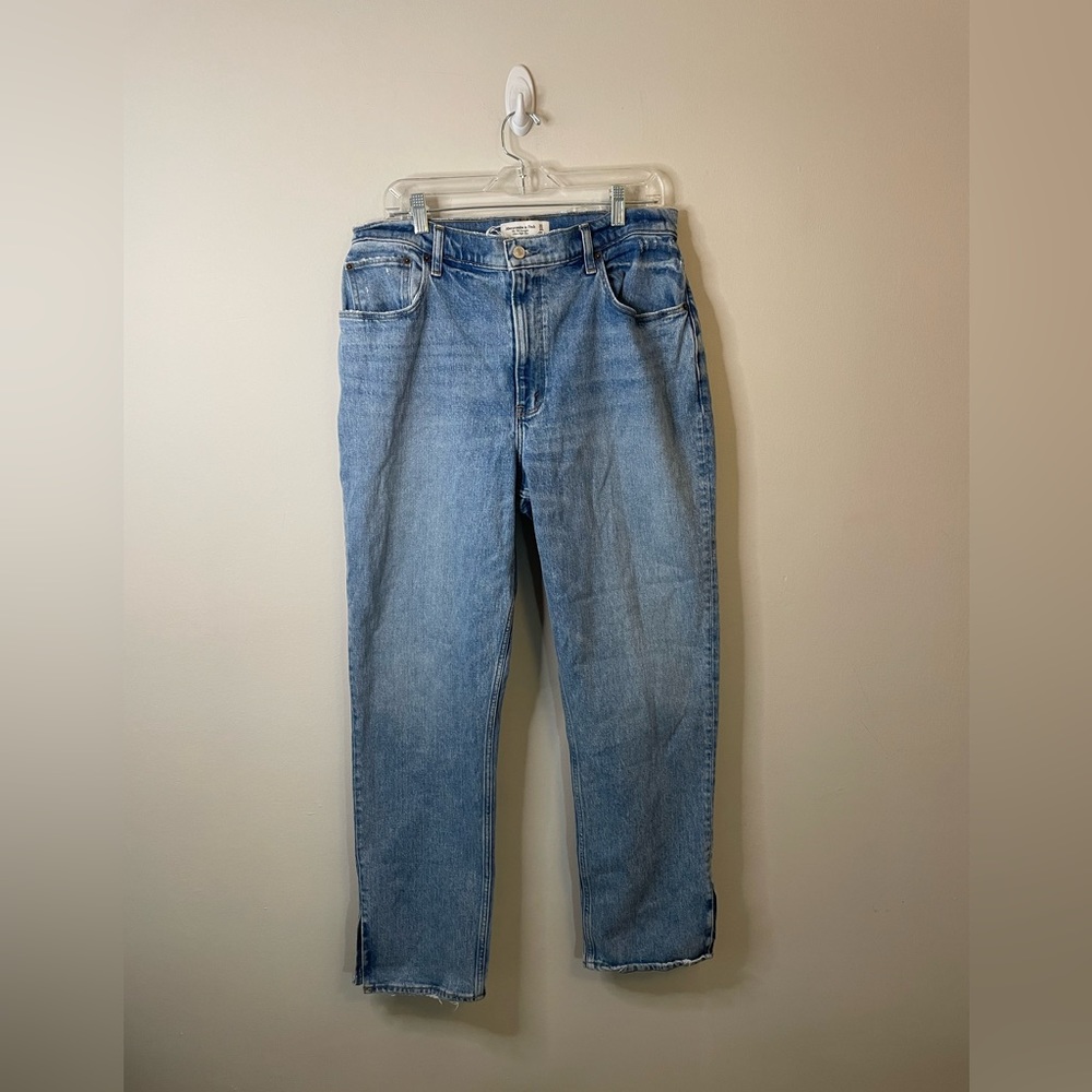 Abercrombie & Fitch Curve Love The ‘90s Straight Ultra High Rise Vent Hem Jeans